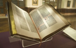 1280px-Gutenberg_Bible,_Lenox_Copy,_New_York_Public_Library,_2009._Pic_01